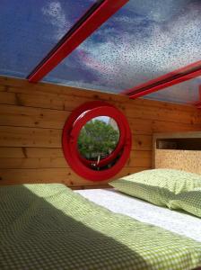 Habitación con 2 camas y espejo rojo. en Pavillon "CASSIOPÉE" en Rosnay