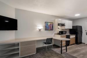 Nhà bếp/bếp nhỏ tại MainStay Suites Louisville Jeffersontown +17 ảnh