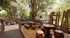 Taman di luar P&P Coffee & Resort Maesariang