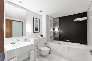 Et badeværelse på Abi Holiday Homes - Studio & 1BR Dubai Mall Fashion Avenue Residences + 114 billeder