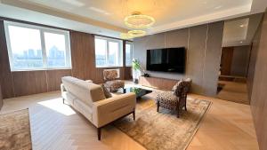 Телевизор и/или развлекательный центр в Resident Hotel Abay