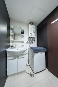 札幌市にあるYELLOWの白い小さなバスルーム(シンク、鏡付) +63枚の写真