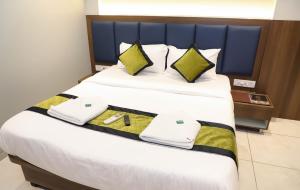 Postel nebo postele na pokoji v ubytování RK Hotel