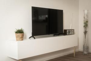 a flat screen tv sitting on top of a white table at Landhaus Oase im Herzen Oberviechtachs in Oberviechtach