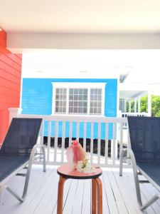 une terrasse couverte avec 2 chaises et une table. dans l'établissement Mangrove Cay Sea View Villas, à Behring Point