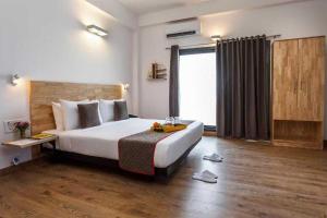 Postel nebo postele na pokoji v ubytování Townhouse Oak Cochin International Airport