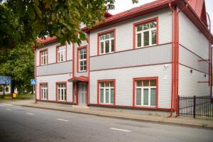 un edificio blanco y rojo al lado de una calle en Sweet Escape in Rakvere Center, Perfect for Two, en Rakvere