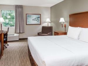 Кровать или кровати в номере Days Inn Springfield South +30 фотографий