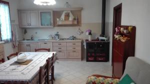 kuchnia ze stołem i lodówką w obiekcie B&B RIPALTA w mieście Sogliano al Rubicone