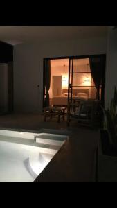 Nathon BayにあるMini villa and its beautiful private pool 4のベッドルーム1室(ベッド1台付)が備わります。