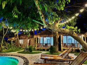 un complexe hôtelier avec piscine et maison dans l'établissement Coconut Minh Tho Homestay, à Mai Châu 32 autres photos