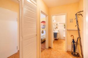 a bathroom with a shower and a toilet in a room at Villa Sabinium Wohung 05 in Heringsdorf