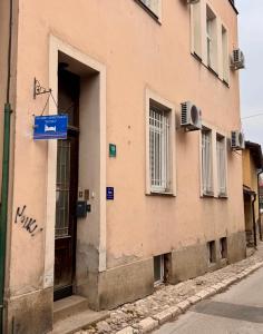 budynek z drzwiami i znakiem na nim w obiekcie Apartments Seyda - 1min from Baščaršija w Sarajewie
