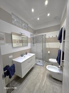 Secondopiano2 في بيزا: حمام مع حوض ومرحاض ودش