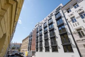 ブルノにあるInternesto Brno HUBの白い高い建物