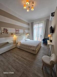 Secondopiano2 في بيزا: غرفة نوم بها سرير وكرسي ونافذة