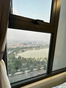Phú ThúVinhomes Smart City - Lake View - Suzy Homes的市景客房的窗户 更多10张照片