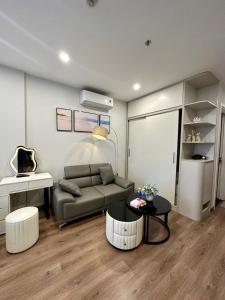 Phú ThúVinhomes Smart City - Lake View - Suzy Homes的客厅里有一张沙发和一张桌子。