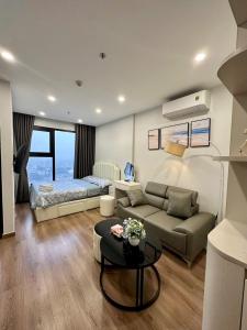 Phú ThúVinhomes Smart City - Lake View - Suzy Homes的带沙发和床的客厅