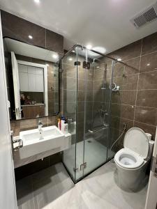 Phú ThúVinhomes Smart City - Lake View - Suzy Homes的带淋浴、马桶和水槽的浴室