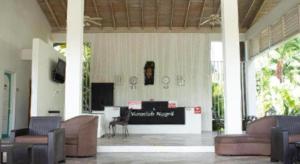 una hall con divani e scrivania in un edificio di Merrils Deluxe a Negril Altre 28 foto