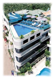  Elle offre une vue aérienne sur un hôtel doté d'une piscine. dans l'établissement Hotel Suites Jazmín Acapulco, à Acapulco