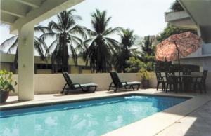 Het zwembad bij of vlak bij Hotel Suites Jazmín Acapulco