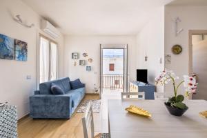Torre SquillaceにあるMaréa Luxury Private Villaの青いソファとテーブルのあるリビングルーム