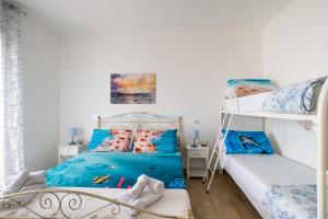 Torre SquillaceにあるMaréa Luxury Private Villaのベッドルーム1室(二段ベッド1組、青いシーツ付)