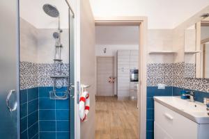 Torre SquillaceにあるMaréa Luxury Private Villaのバスルーム(シンク、青いタイルのシャワー付) +22枚の写真