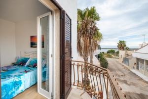 Torre SquillaceにあるMaréa Luxury Private Villaの海の景色を望むバルコニー(ベッド付)