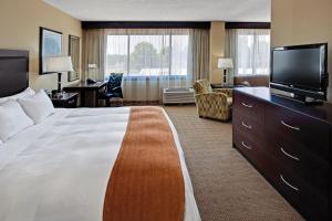 Postel nebo postele na pokoji v ubytování Radisson Hotel Freehold