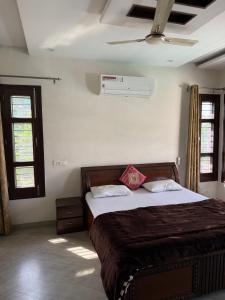 Postel nebo postele na pokoji v ubytování Chandigarh Green Nook