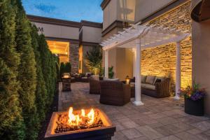 Patio nebo venkovní prostory v ubytování Radisson Hotel Freehold