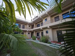 Taman di luar Hotel Happy Land