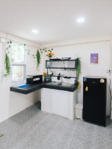 Η κουζίνα ή μικρή κουζίνα στο Free Netflix 3BR 10 Mins to City Center 3 Mins 7-11