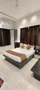 een slaapkamer met een groot bed in een kamer bij Eco Wind in Lonavala