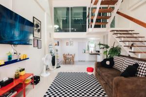 合艾Free Netflix 3BR 10 Mins to City Center 3 Mins 7-11的带沙发和楼梯的客厅