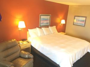 A bed or beds in a room at Americas Best Value Inn - Garden City