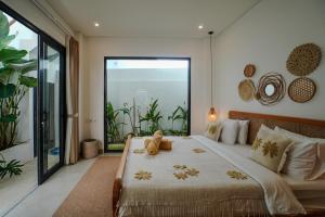 タナロットにある'Villa Vivid' 2BR Bohemian, 5 min to Kedungu Beachのテディベアのベッドがある寝室 +66枚の写真