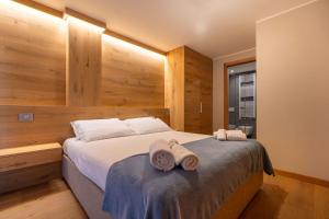 une chambre avec un lit avec des serviettes dessus dans l'établissement MAISON DI VOLPI - Il fascino della montagna, la comodità del centro, à Courmayeur