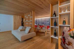 un salon avec un canapé et une table dans l'établissement MAISON DI VOLPI - Il fascino della montagna, la comodità del centro, à Courmayeur