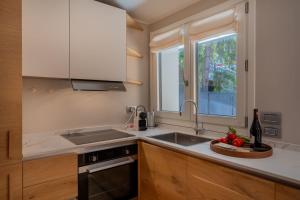 une cuisine avec un évier et une fenêtre dans l'établissement MAISON DI VOLPI - Il fascino della montagna, la comodità del centro, à Courmayeur 25 autres photos