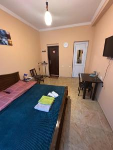 een woonkamer met een bed en een tafel met bij Glori in Tbilisi City