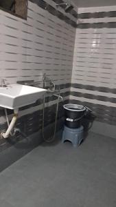 een badkamer met toilet en wastafel bij 2 BHK Huge House on 1st Floor in Marwad