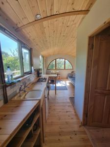 una cocina con techos de madera, encimeras de madera y fregaderos de madera en Sylvan Spaces, en Llanfyllin