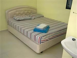 ein Bett mit zwei Handtüchern im Bad in der Unterkunft Mawanza Hotel Langkawi in Langkawi Islands