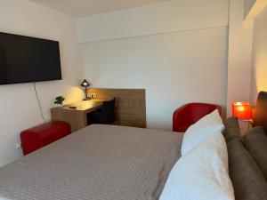 クラヨーヴァにあるCity Centre Craiovaのベッドと机とテレビのある寝室