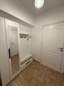 クラヨーヴァにあるCity Centre Craiovaの白い部屋(ドア、クローゼット付) +7枚の写真