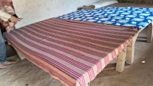 een tafel met een deken erop bij Shiv sanhay rural homestay in Karwi +5 foto's